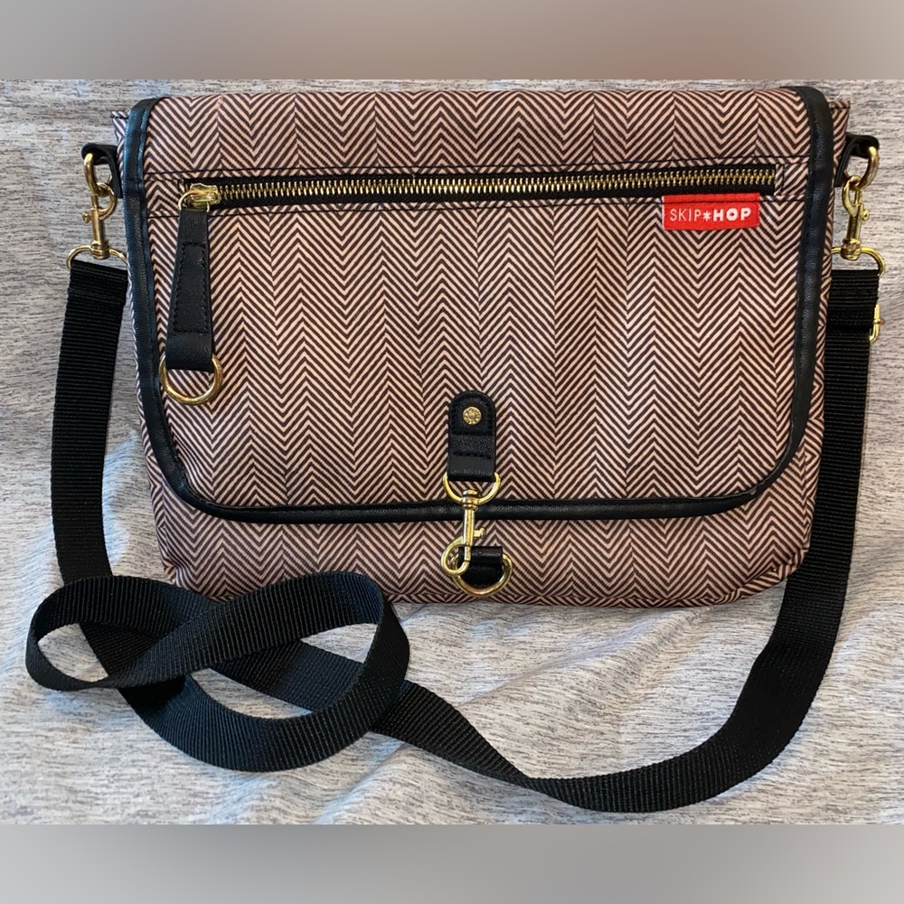 Skip*Hop Brown Zig-Zag Diaper Bag With Changing Pad - Picture 3 of 12